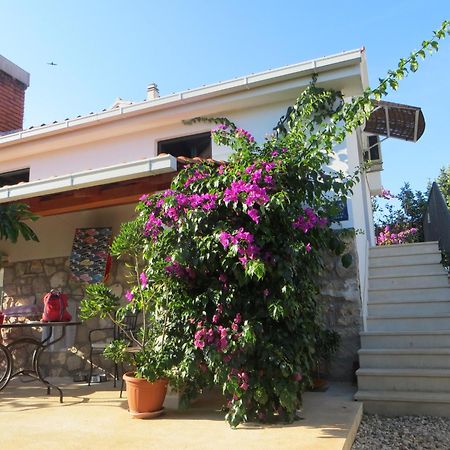 Holiday Home Artina 2 Loviste Bagian luar foto