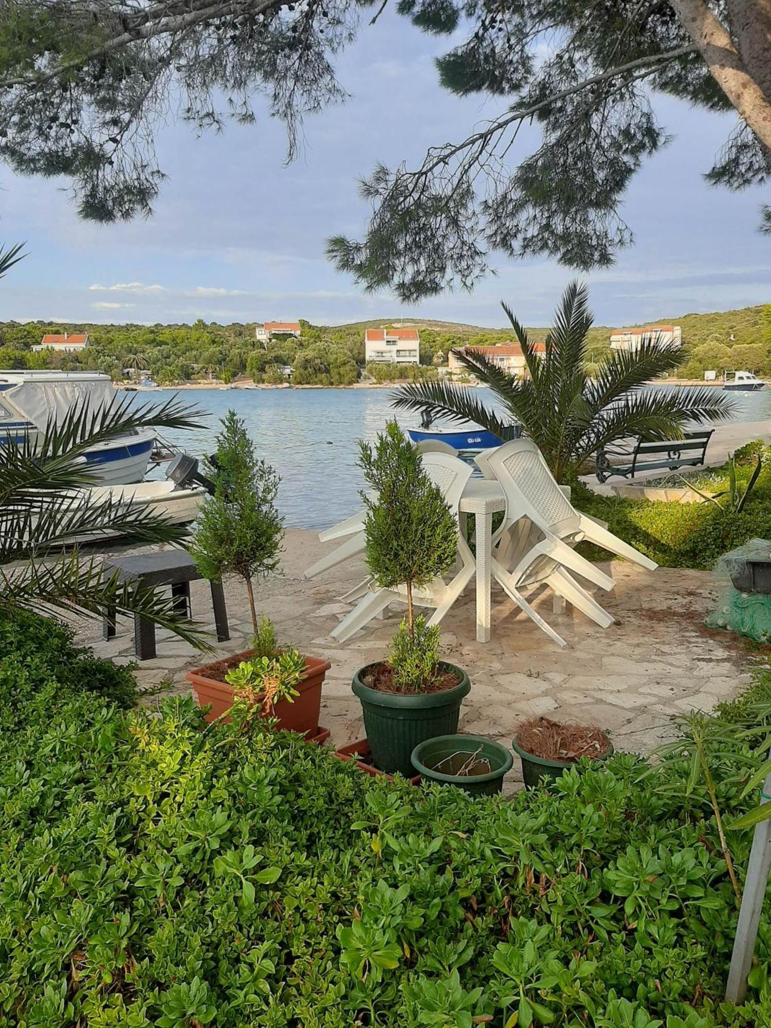 Holiday Home Artina 2 Loviste Bagian luar foto