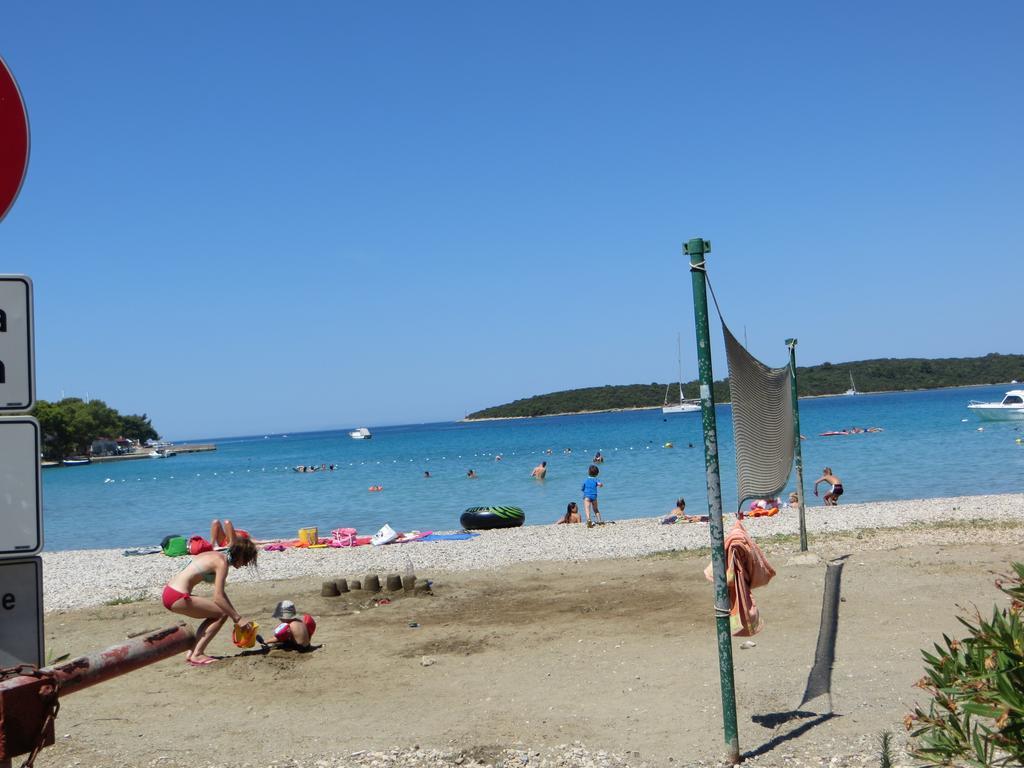 Holiday Home Artina 2 Loviste Bagian luar foto