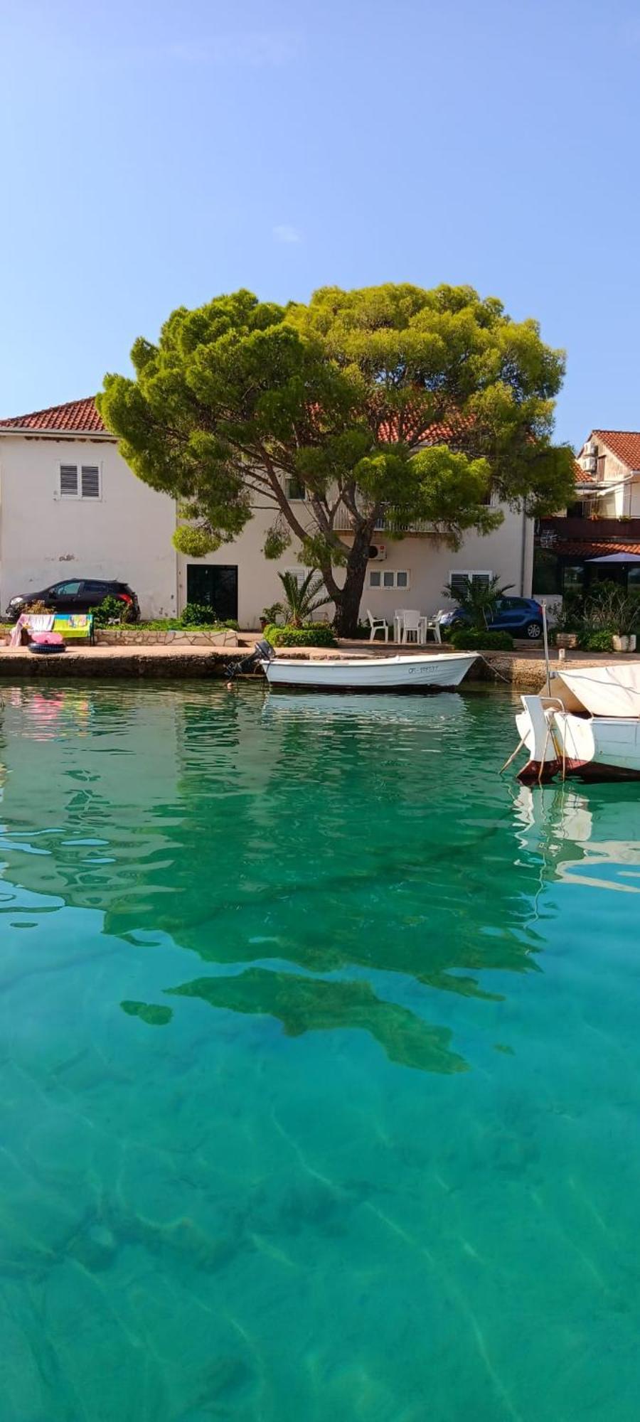 Holiday Home Artina 2 Loviste Bagian luar foto