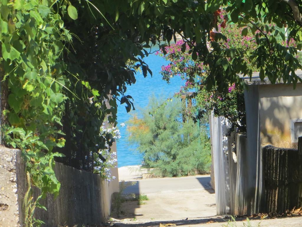 Holiday Home Artina 2 Loviste Bagian luar foto
