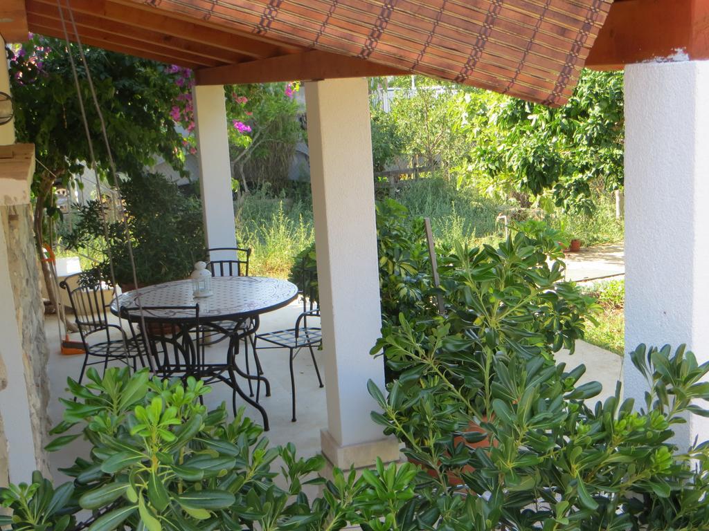 Holiday Home Artina 2 Loviste Ruang foto