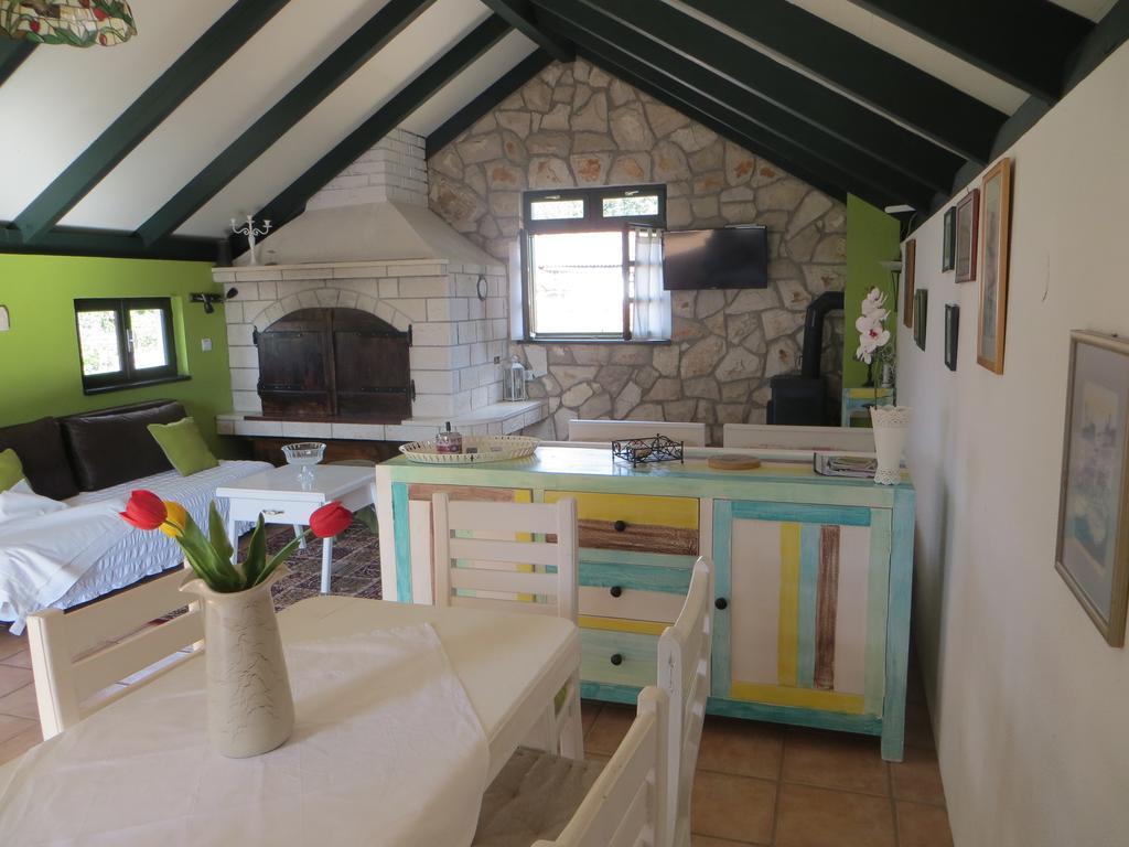 Holiday Home Artina 2 Loviste Bagian luar foto