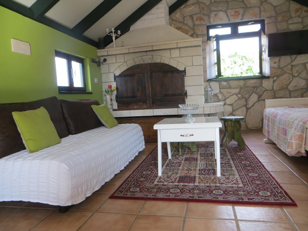 Holiday Home Artina 2 Loviste Bagian luar foto