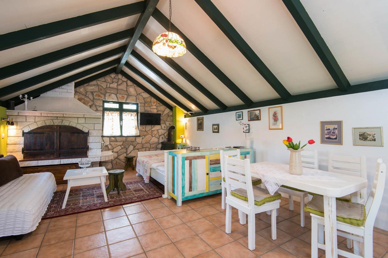 Holiday Home Artina 2 Loviste Bagian luar foto