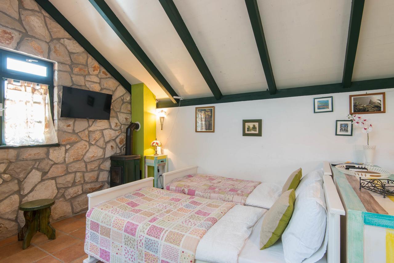 Holiday Home Artina 2 Loviste Bagian luar foto