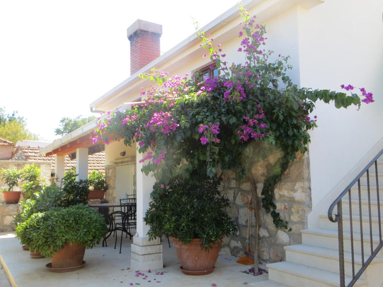 Holiday Home Artina 2 Loviste Bagian luar foto