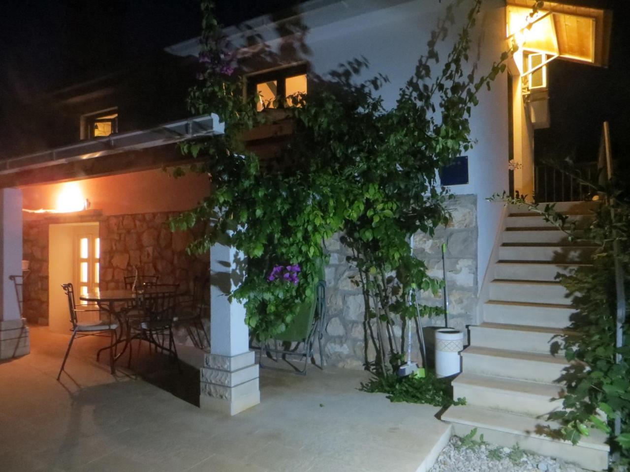Holiday Home Artina 2 Loviste Bagian luar foto